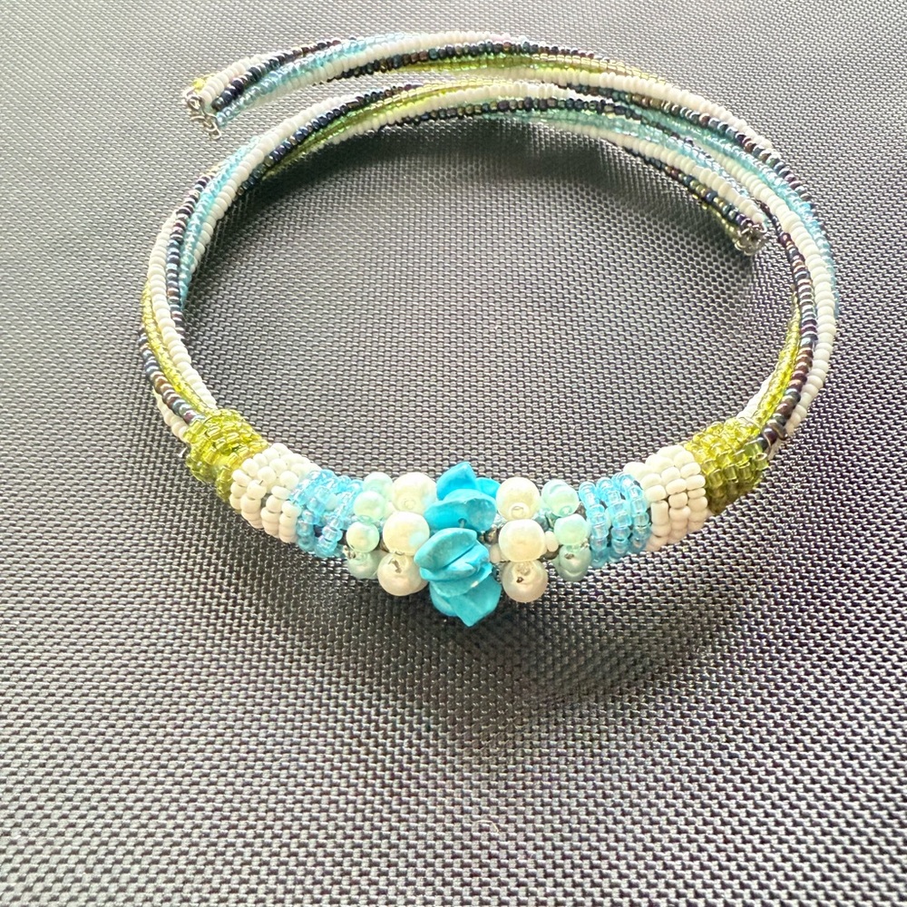 🌿 Handmade Beaded Choker – Blue, Green & White with Flower Cluster 🌿